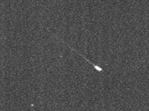 Klatka z filmu przedstawiajcego przelot bardzo jasnego meteora z roju Leonidw