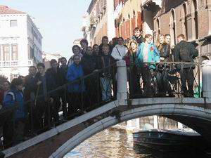 Nasza grupa na mostku w Wenecji