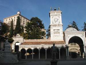 Wiea zegarowa i zamek w Udine