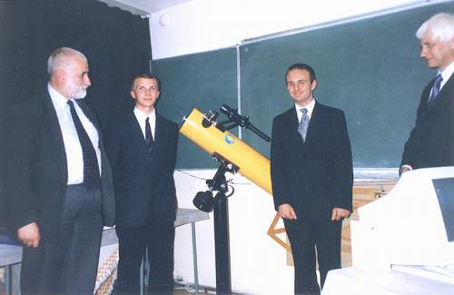 Wojciech Famielec i  Karol Hadaa odbieraj swoj nagrod: teleskop o rednicy zwierciada 15 cm.