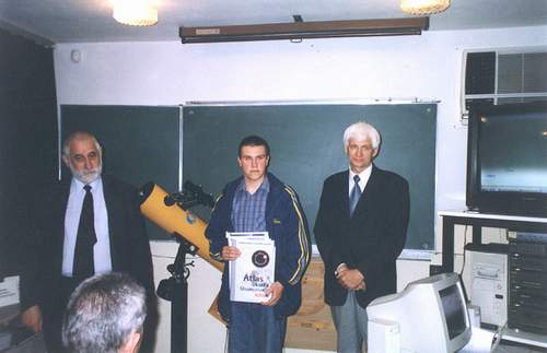 Swoj nagrod odbiera Micha Niedwiecki - II miejsce w konkursie.