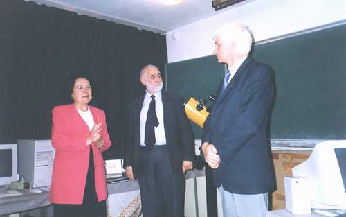 Mgr Elbieta Pieszczyska-Wosiska, dr Henryk Brancewicz i dyrektor MOA mgr Mieczysaw Jaga skadaj gratulacje wszystkim uczestnikom konkursu.