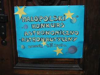 Przy wejściu wita nas plakat
