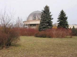 Z dala wyania si budynek Planetarium