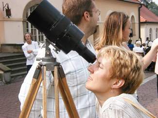 Obserwacje przez teleskop