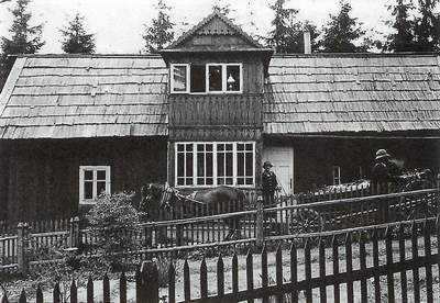 Domek mieszkalny na Lubomirze po rozbudowie w roku 1927. Za: J. Kruk ''Dawne stacje astronomiczne Obserwatorium Krakowskiego na Ziemi Mylenickiej''