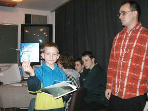 Zwycizca konkursu z gwn nagrod: autografem Adama Maysza oraz z broszurkami i zdjciami o tematyce astronomicznej
